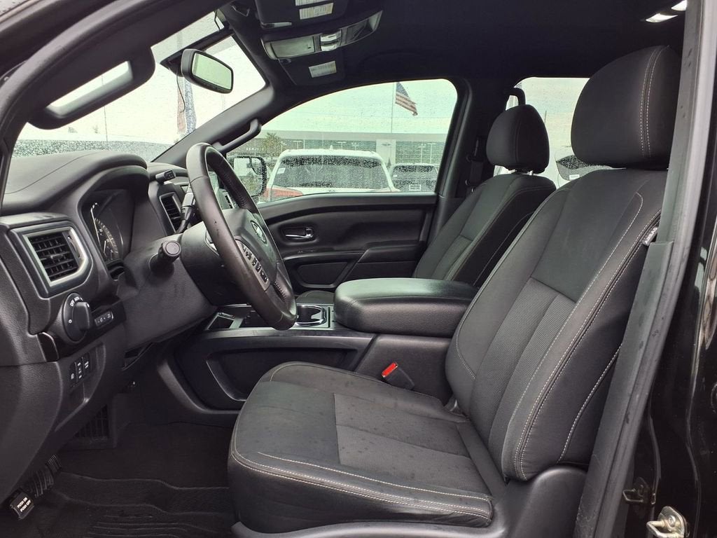 2018 Nissan TITAN SV
