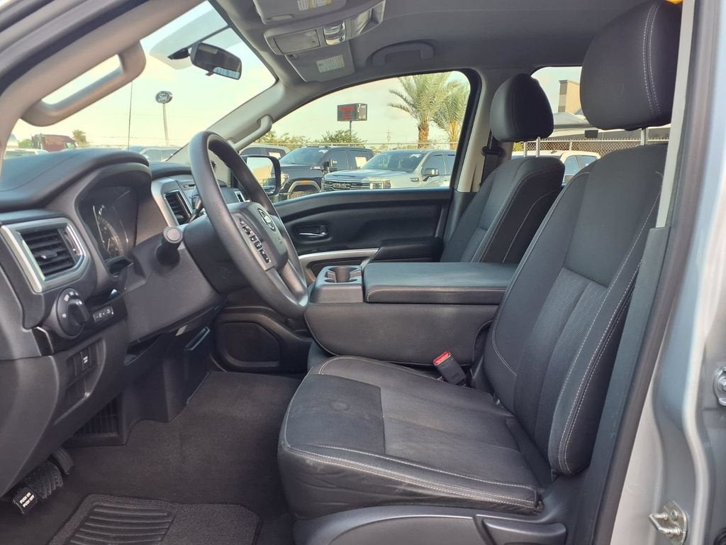 2017 Nissan TITAN SV