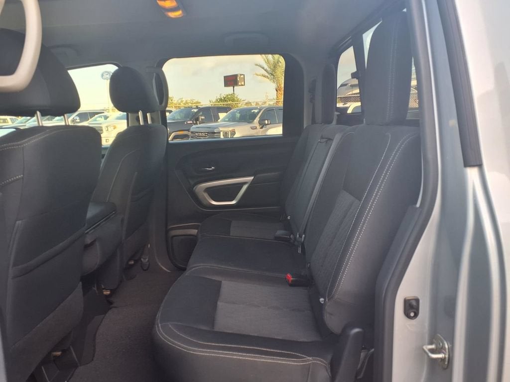 2017 Nissan TITAN SV
