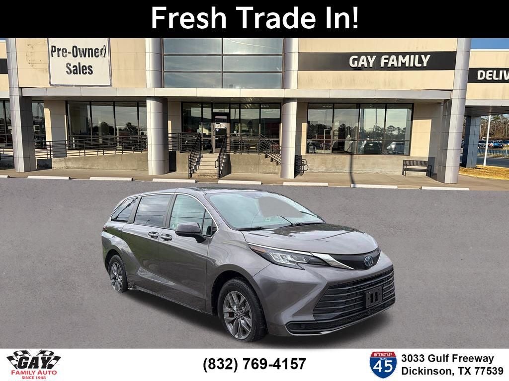 2022 Toyota Sienna LE 8-Passenger Hybrid FWD's photo
